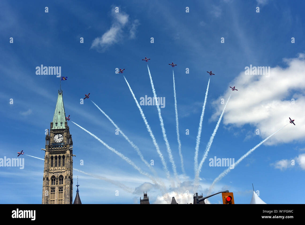 Ottawa, Kanada - 1 Juli, 2019: Kanadas Luft Demonstration Squadron, wie die SNOWBIRDS über das Parlament Gebäude bekannt als Teil der Canada Day Feier auf den Parliament Hill. Die Governor General Flagge fliegen aus dem Peace Tower ihre Anwesenheit bei der Veranstaltung anzugeben. Stockfoto