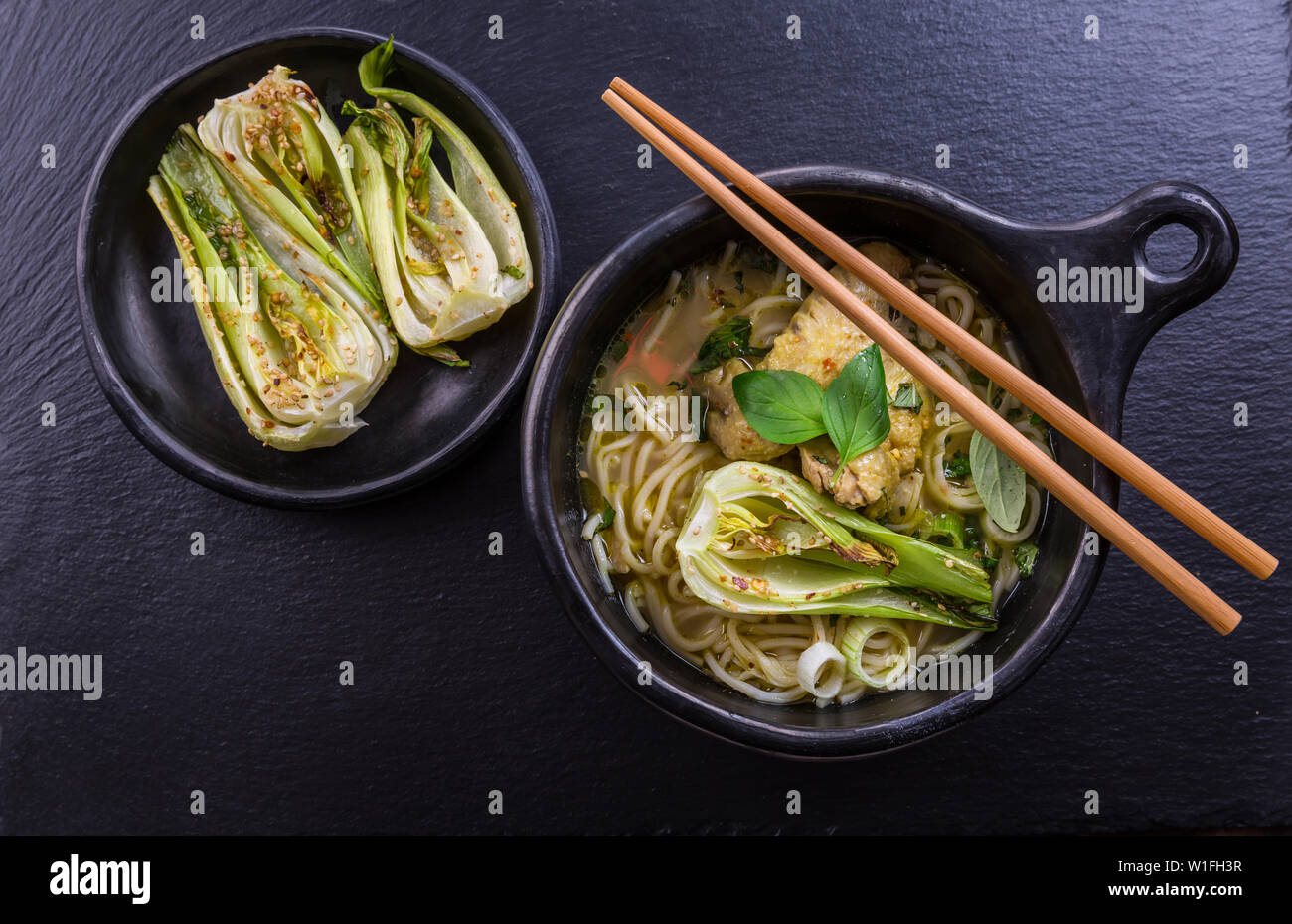 Heiße Thai-Curry-Hühnersuppe mit Pak choi und Pilzen Stockfoto