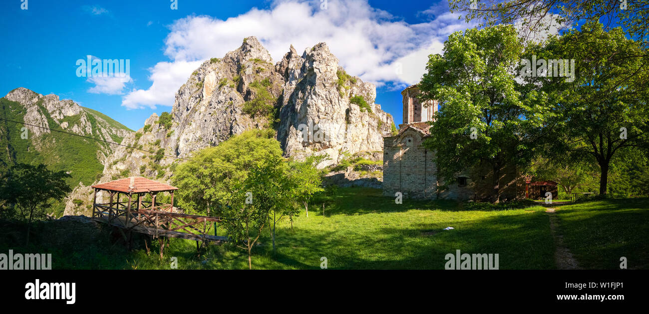 Außenansicht St. Nicola Shishevski Kloster am Sar-Berge aka Dinarischen Bereich über Matka Canyon North Mazedonien Stockfoto
