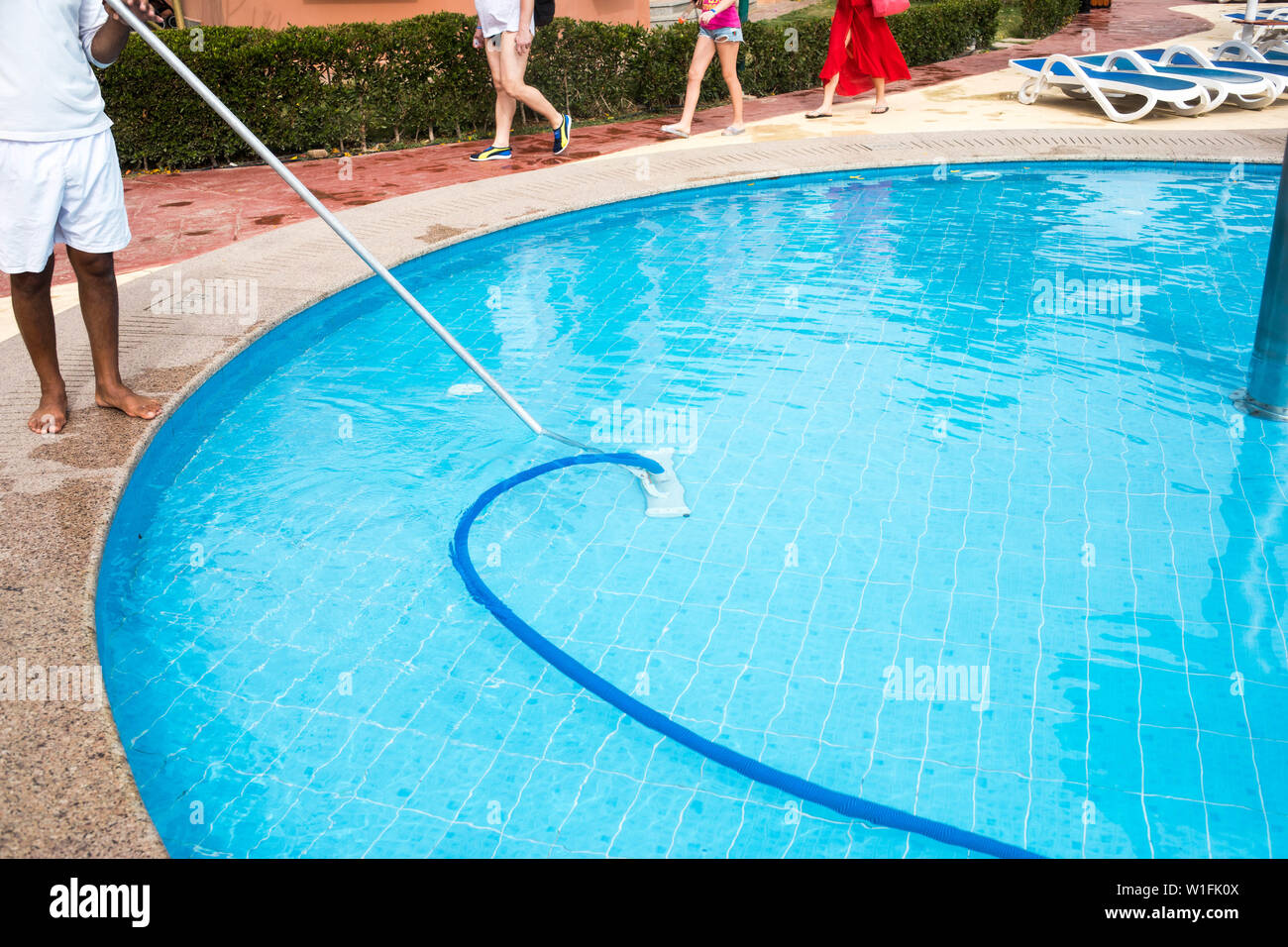 Mann Reinigung ein Schwimmbad im Sommer. Sauberer Pool. Stockfoto