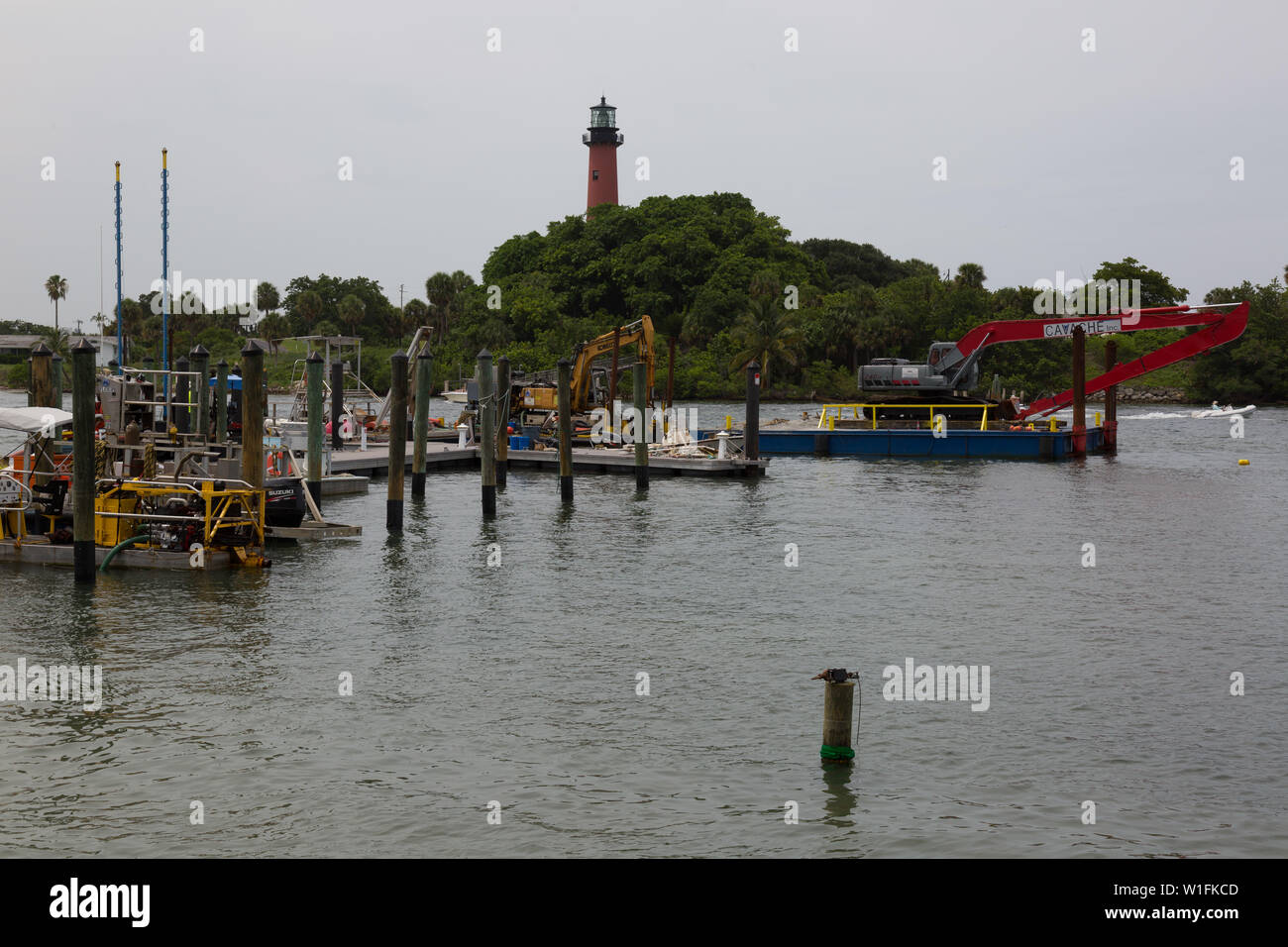 Zwei Bagger in der Nähe der Pier in der loxahatchee River unterhalb der Jupiter Inlet Leuchtturm in Florida, USA. Stockfoto