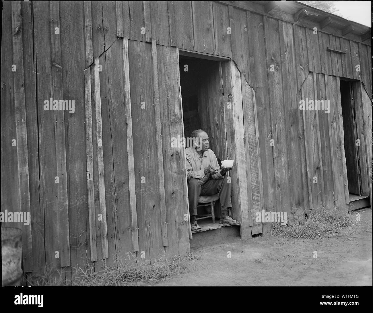 Joshua Spradley, Bergmann, in der Tür seines Zimmer in Garage Haus saß. Er zahlt $ 10,60 monatlich, inkl. Strom. Mullens Smokeless Coal Company, Mullens Mine, Harmco, Wyoming County, West Virginia. Stockfoto