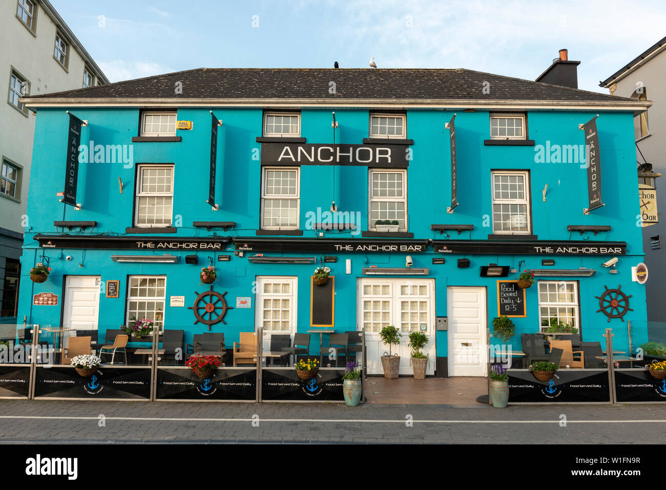 Blaue Anchor Bar am frühen Morgen geschlossen, Dungarvan Promenade, County Waterford, Irland Stockfoto