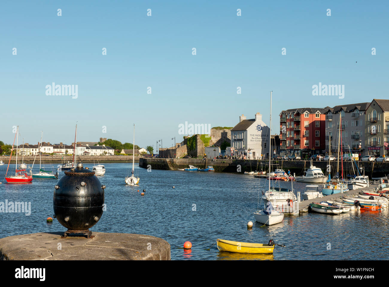 Friedlicher Blick auf den Colligan River und die Hafenbucht von Dungarvan mit Booten, die bei Flut in Dungarvan, County Wexford, Irland, anlegen Stockfoto