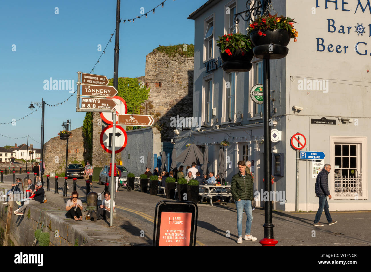 Gäste genießen den späten Nachmittag im Moorings Bar and Restaurant at Davitt's Quay in Dungarvan, County Waterford, Irland. Stockfoto