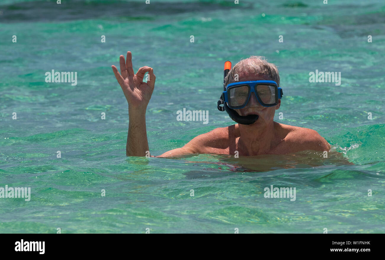 Der Senior schnorchelt im warmen Meer an Playa Coco, Playa Giron, Provinz Pinar Del Rio, Kuba Stockfoto