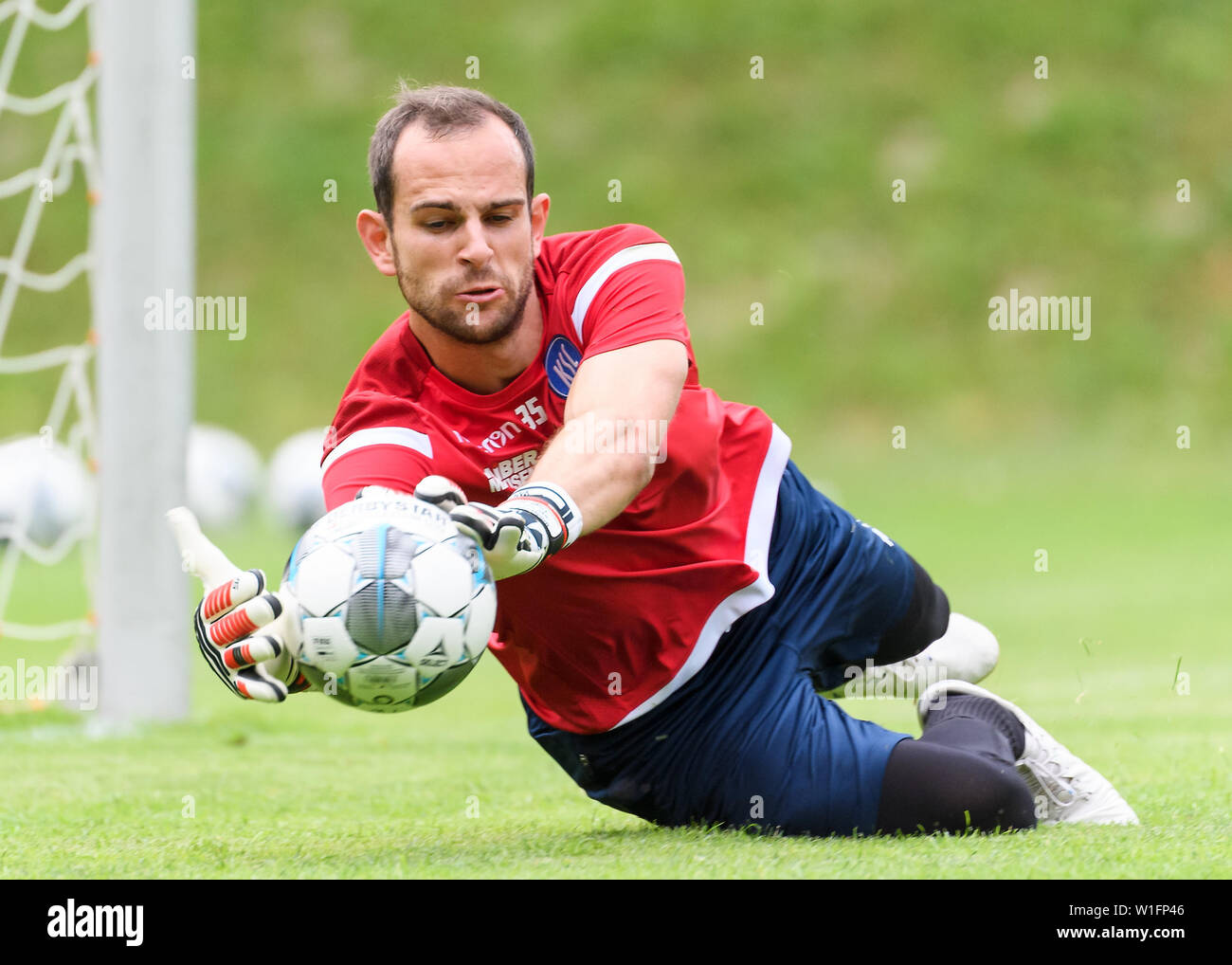 Training auf dem Nach-Tag: torwart Marius Gersbeck (KSC) einzelne Maßnahmen, Freestyle. Vorderseite: Marc Lorenz (KSC) und Daniel Gordon (KSC). GES/fussball/2. Bundesliga: Trainingslager des Karlsruher Sport Club in Waidring, 02.07.2019 Fußball: 2. Liga: Trainingslager Karlsruher SC, Waidring, Österreich, Juli 2, 2019 | Verwendung weltweit Stockfoto