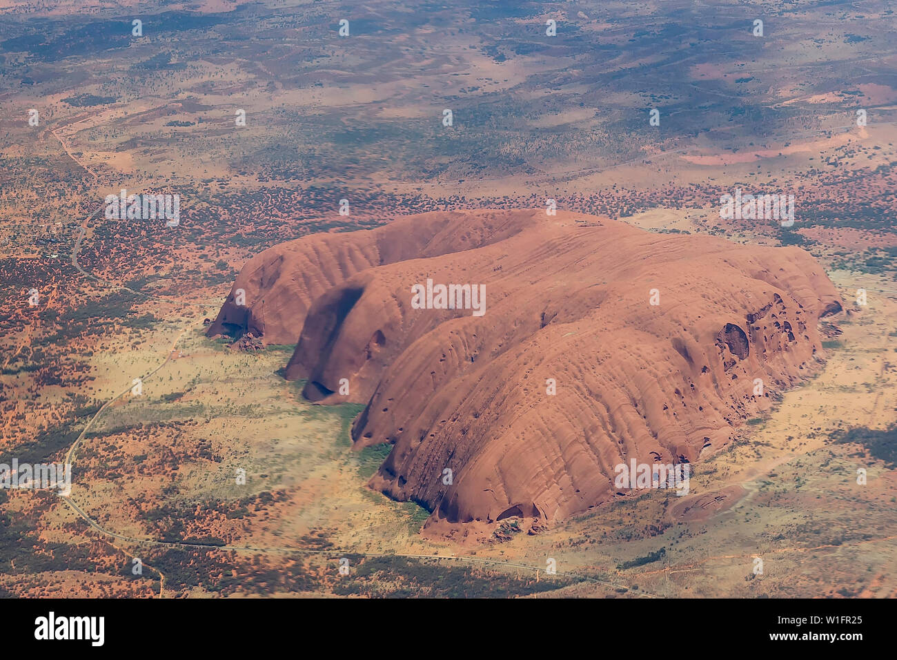 Schöne Luftaufnahme des Uluru an einem sonnigen Tag, Ayers Rock, Australien Stockfoto