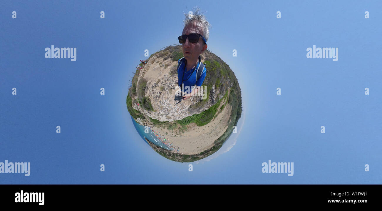 Winzige Welt Mann auf einem Strand Hintergrund Stockfoto