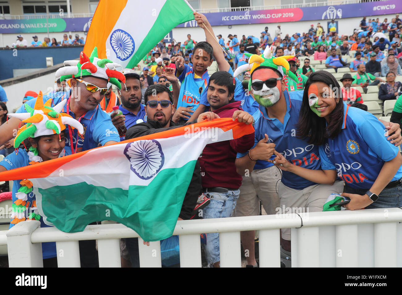 Edgbaston, 2. Juli 2019. Indisches Kricket Fans, die indische Spieler während der WM-Spiel zwischen Indien und Bangladesch in Edgbaston auf T Stockfoto