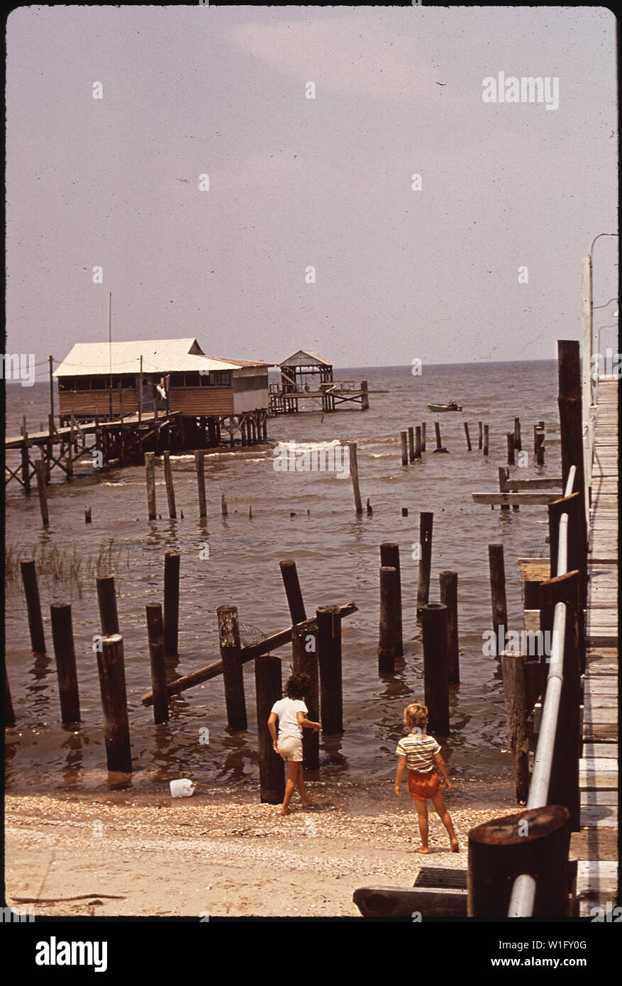 Wenig HOLZ BEREICH; Allgemeine Hinweise: Pfahlbauten in Untiefen des Lake Pontchartrain, ein wenig Holz, im Osten von New Orleans, Louisiana Stockfoto Wenig HOLZ BEREICH; Allgemeine Hinweise: Pfahlbauten in Untiefen des Lake Pontchartrain, ein wenig Holz, im Osten von New Orleans, Louisiana Stockfoto