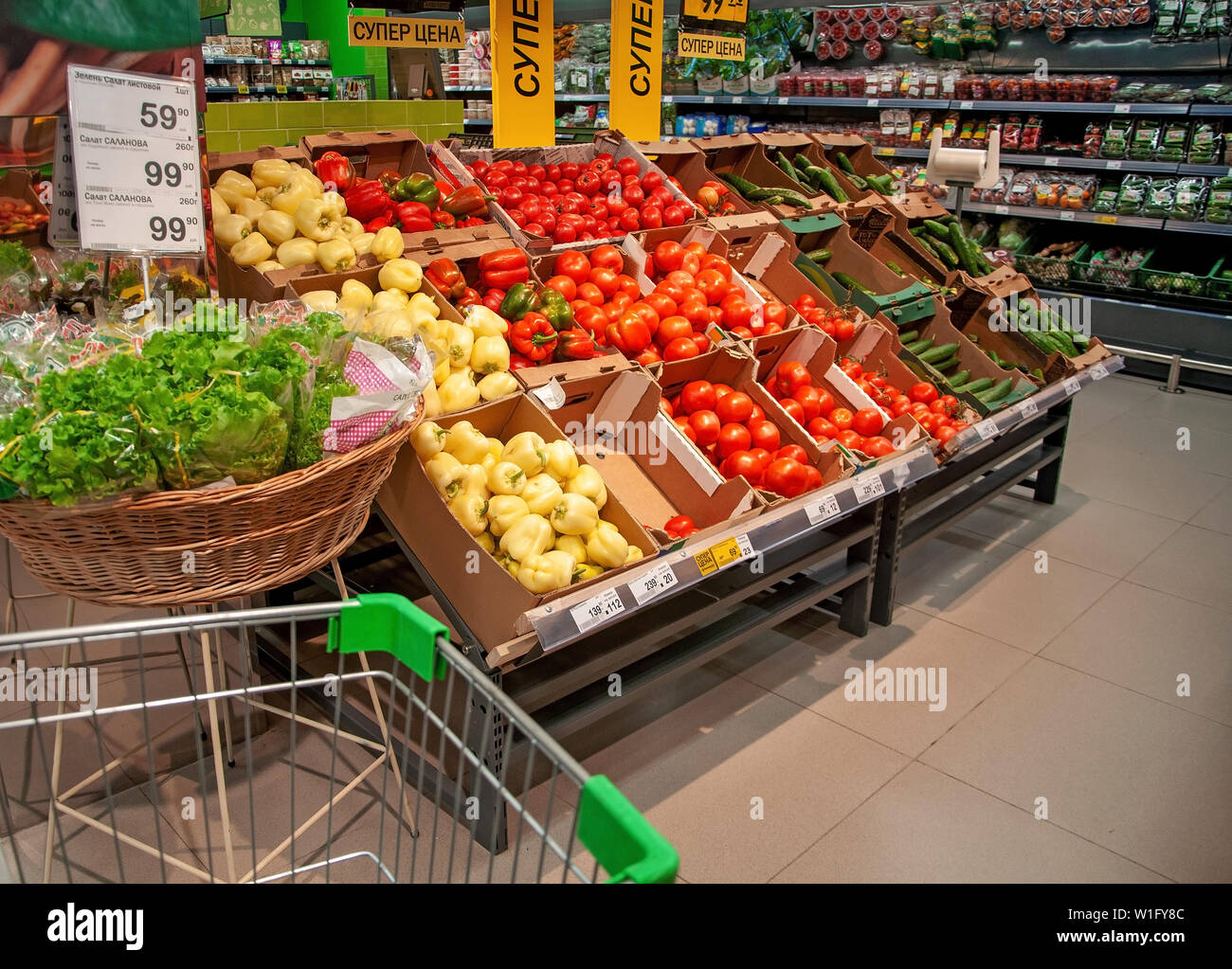 Shopping für Obst und Gemüse im Supermarkt Stockfoto