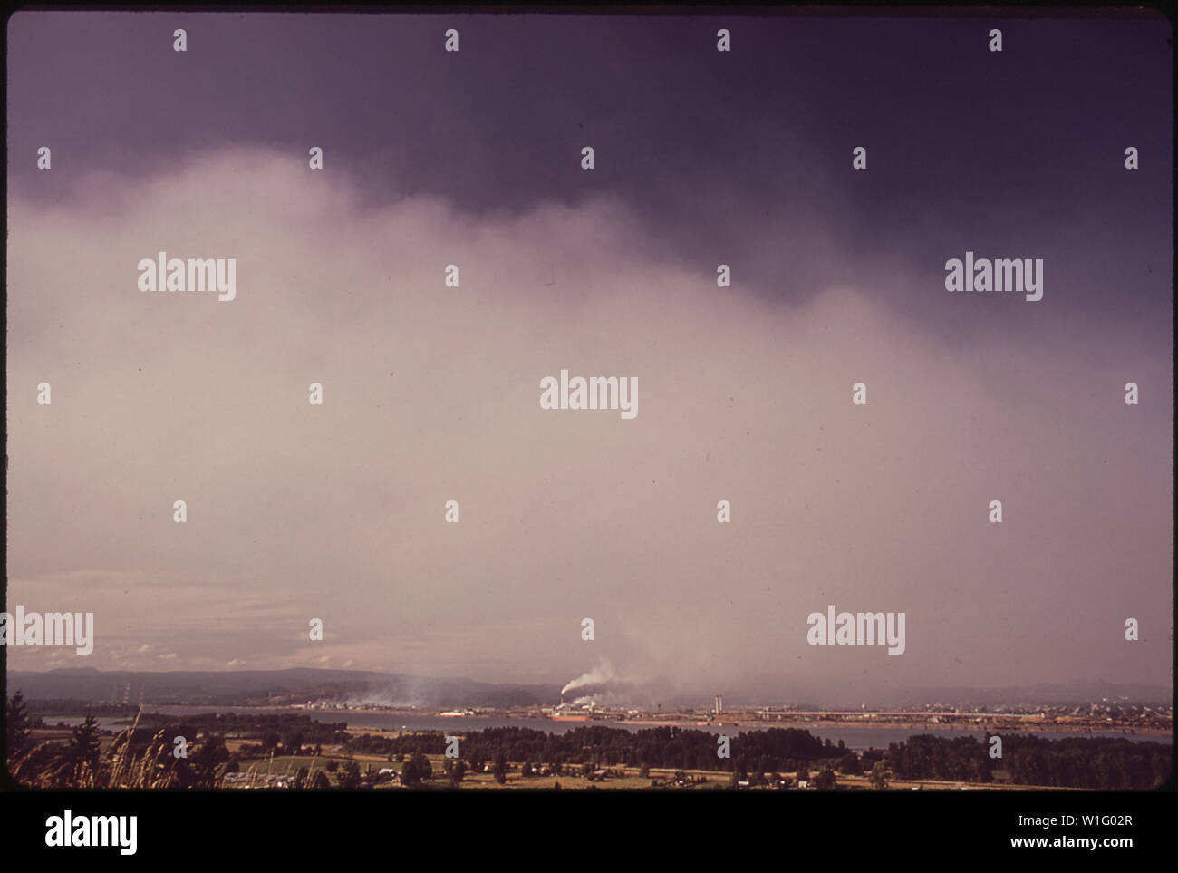 Blick über den Columbia River IN RICHTUNG LONGVIEW, WO DER KAISER ALUMINIUM UND DIE WEYERHAUSER ZELLSTOFFFABRIK ERSTELLEN SMOG Stockfoto