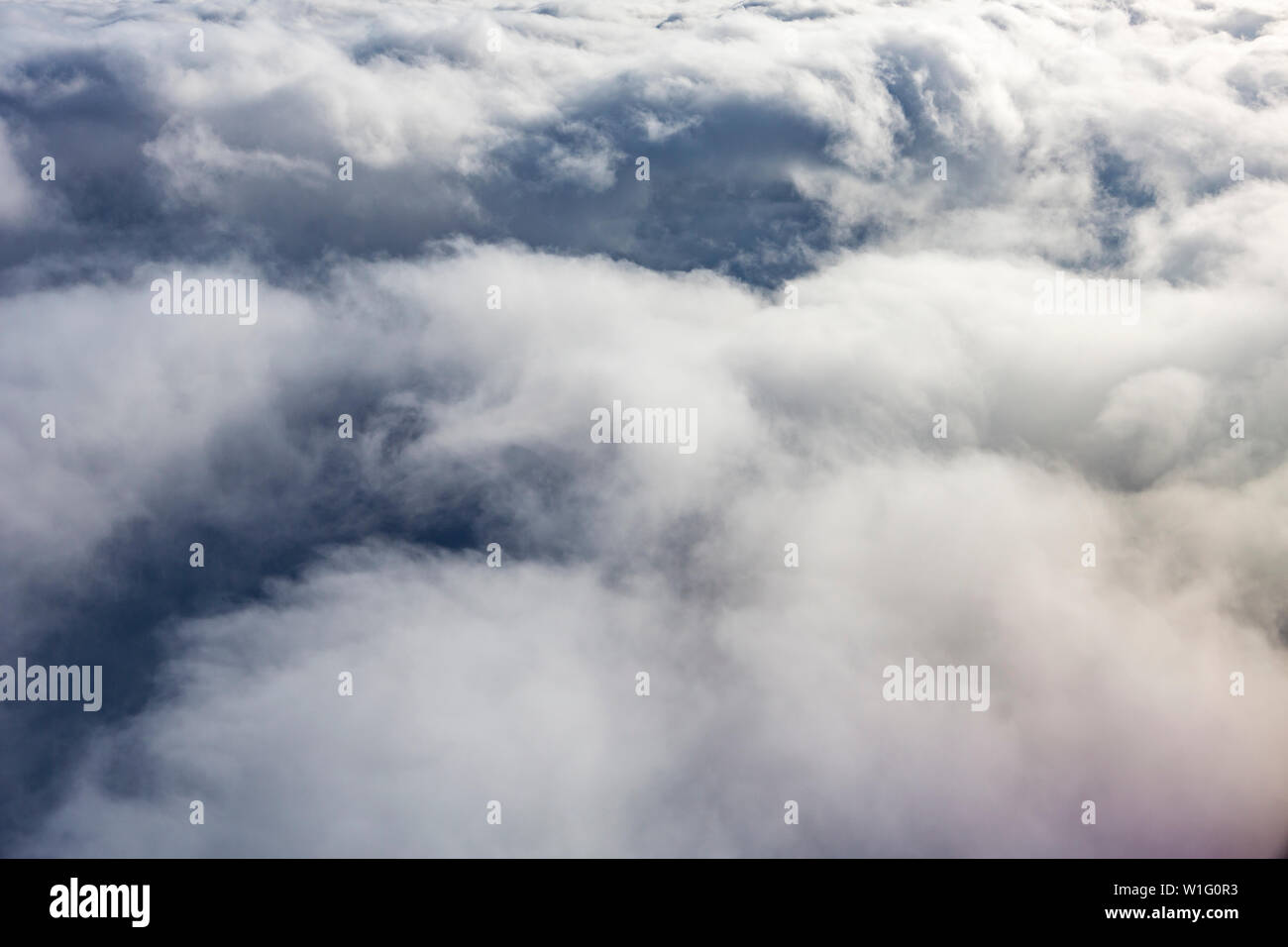 Wolken kurz vor der Landung auf Spitzbergen, Artic, Norwegen Stockfoto