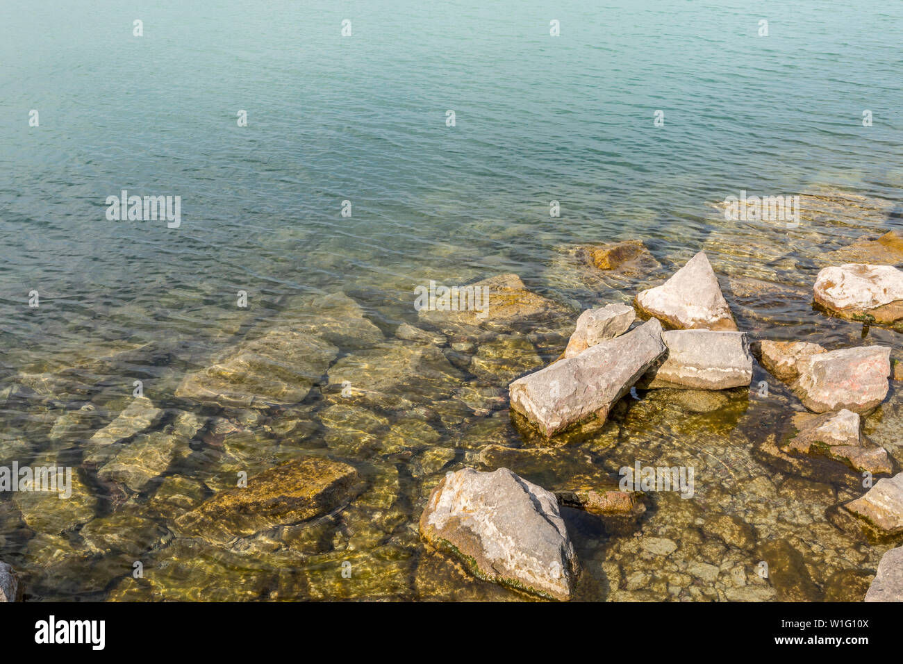 Die Felsen an der Küste und das klare Wasser am Plattensee, Ungarn Stockfoto