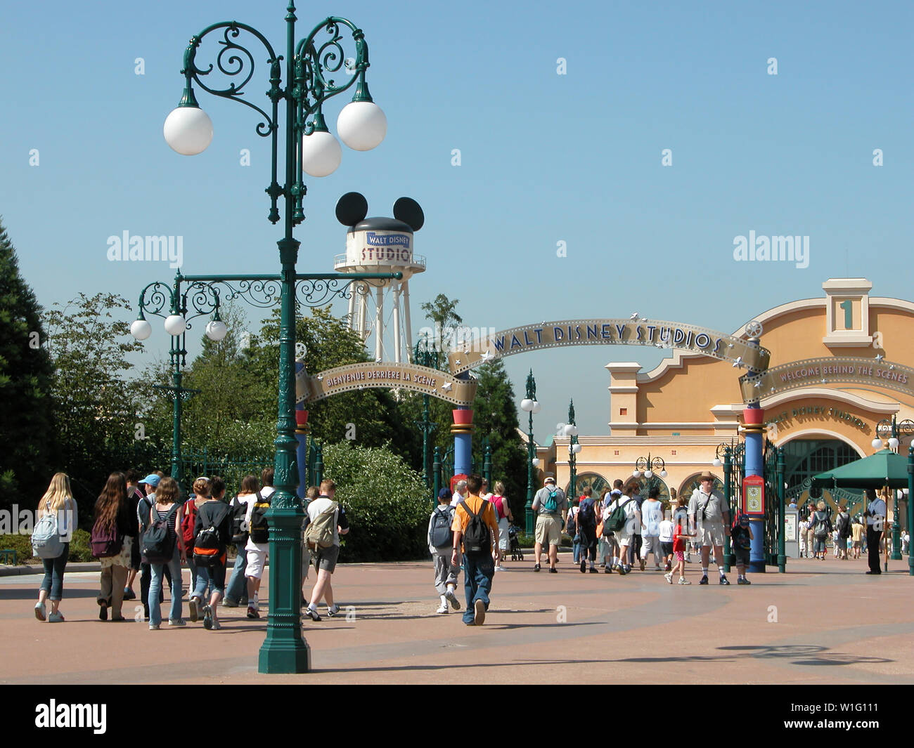 Menschenmassen am Eingang zu Walt Disney Studios Park, Disneyland Paris, Frankreich Stockfoto