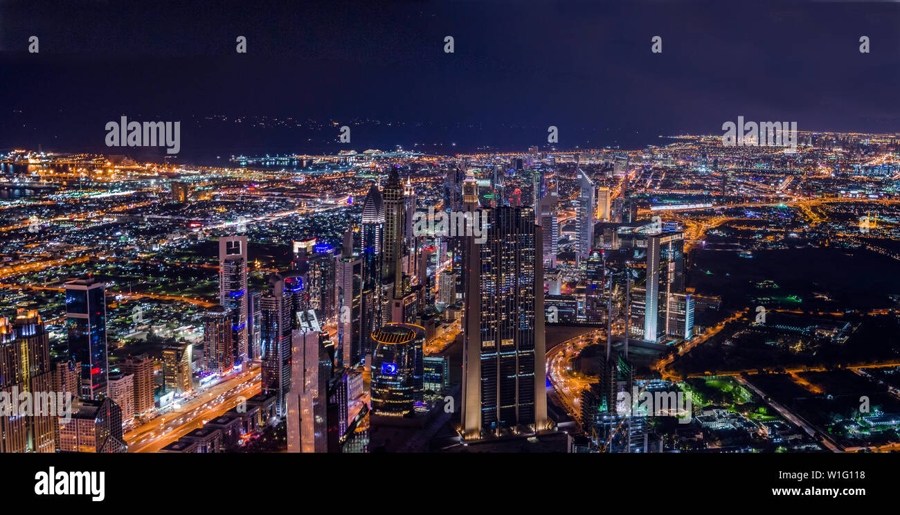 Ich würde nur Superlative Worte das Foto, das ist von beispielloser Schönheit zu beschreiben. Die gesamte beleuchtete Dubai, vom höchsten Gebäude gesehen Ich Stockfoto