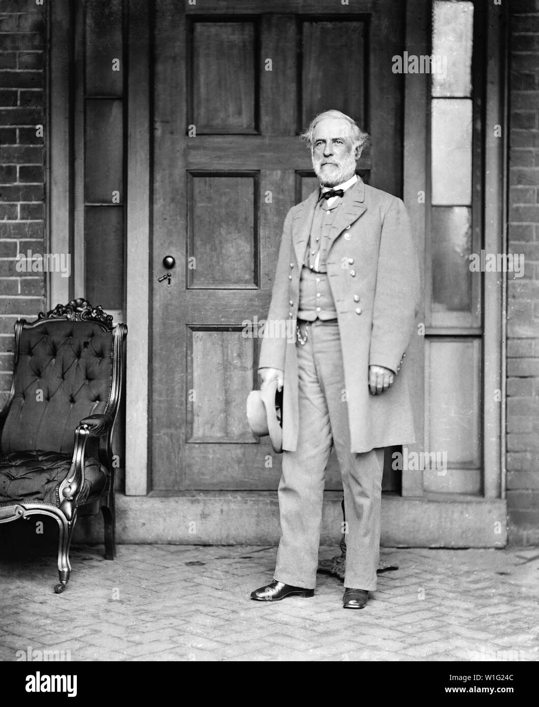 Konföderierte General Robert E. Lee, in voller Länge Porträt in Uniform er abgenutzt an der Herausgabe, Veranda seines Hauses, Richmond, Virginia, Foto von Mathew B. Brady, 16. April 1865 hatten Stockfoto