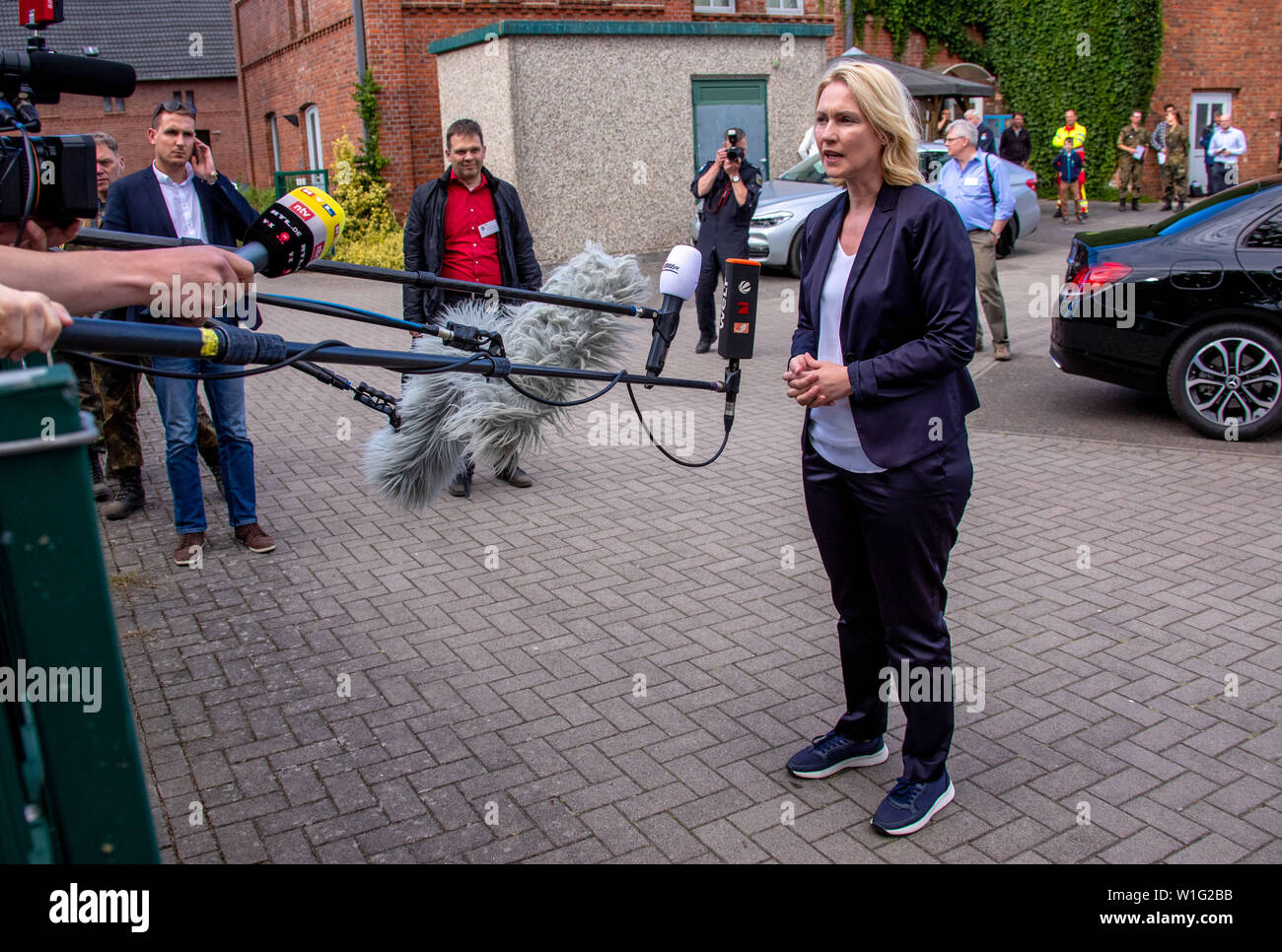 02 Juli 2019, Mecklenburg-Vorpommern, Lübtheen: Manuela Schwesig (SPD), Ministerpräsident von Mecklenburg-Vorpommern, machte eine kurze Erklärung zu Vertretern der Medien vor der Krise entfernt. Schwesig hat ihren Urlaub unterbrochen und will sich auf der Stelle um den Kampf gegen den Waldbrand auf dem ehemaligen Truppenübungsplatz zu informieren. Hunderte Menschen mussten ihre Häuser verlassen, weil das Feuer. Foto: Jens Büttner/dpa-Zentralbild/dpa Stockfoto