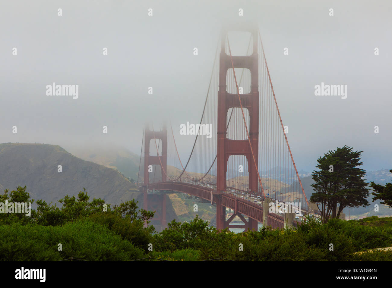 Landscape Misty Golden Gate Bridge mit 200mm Teleobjektiv aus dem Aussichtspunkt auf der linken Seite in San Francisco, Kalifornien, USA Stockfoto