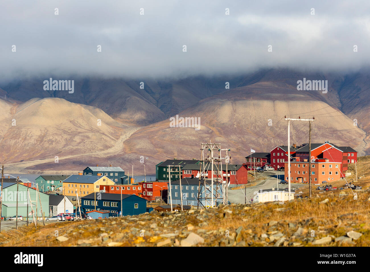Übersicht von Longyearbyen, bunten Häusern mit Bergen im Hintergrund, Svalbard, Norwegen Stockfoto