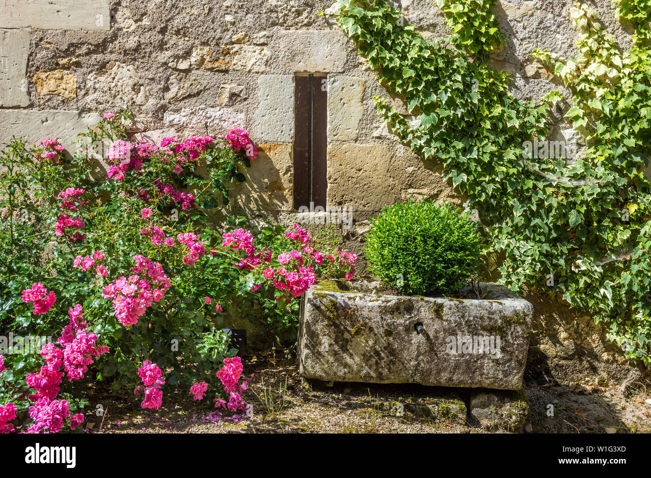 Alten steinernen Wassertrog, Chateau de Néons, Indre-et-Loire, Frankreich. Stockfoto