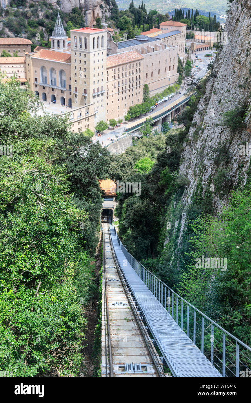 Santa Maria de Montserrat Abtei und Kloster mit Standseilbahn de Sant Joan Straßenbahn, äußere Weitwinkelaufnahme, Barcelona, Spanien Stockfoto