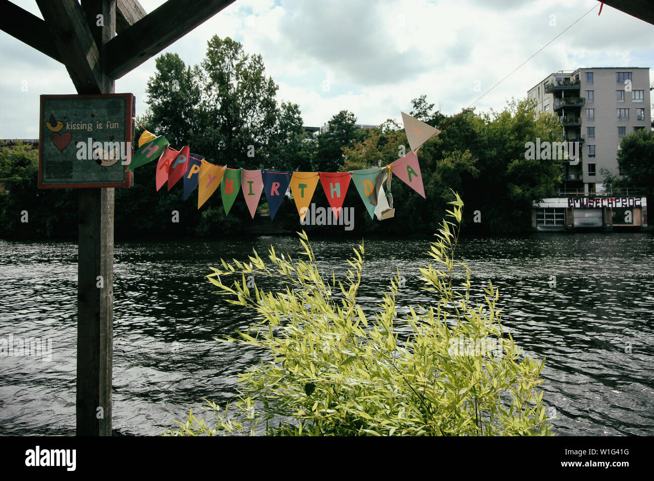 Happy Birthday Fahne entlang des Flusses in Berlin Stockfoto