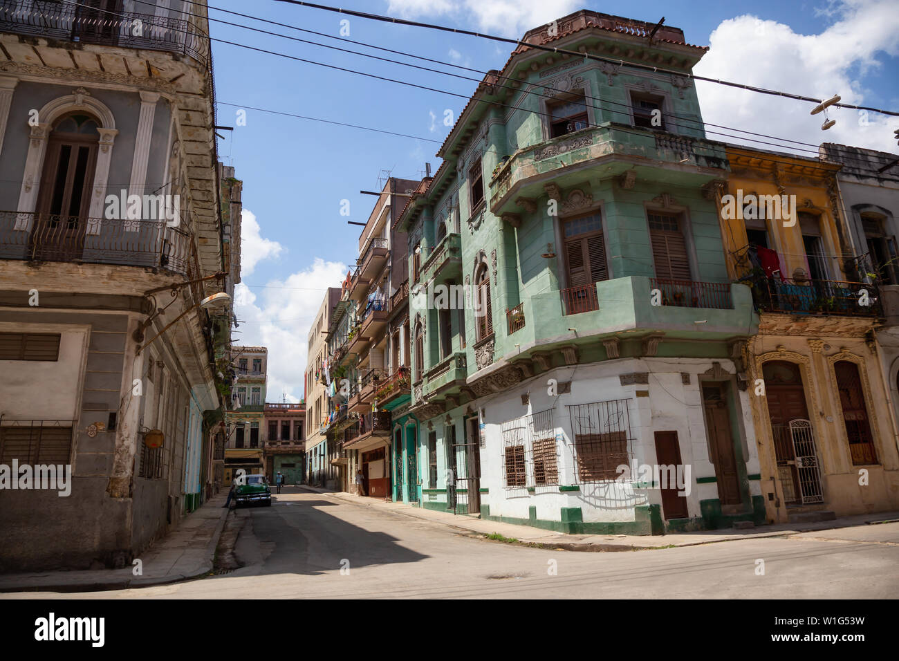 Havanna, Kuba - Mai 19, 2019: schöne Blick auf die Straße der alten Stadt Havanna, der Hauptstadt von Kuba, während einer hellen und sonnigen Tag. Stockfoto