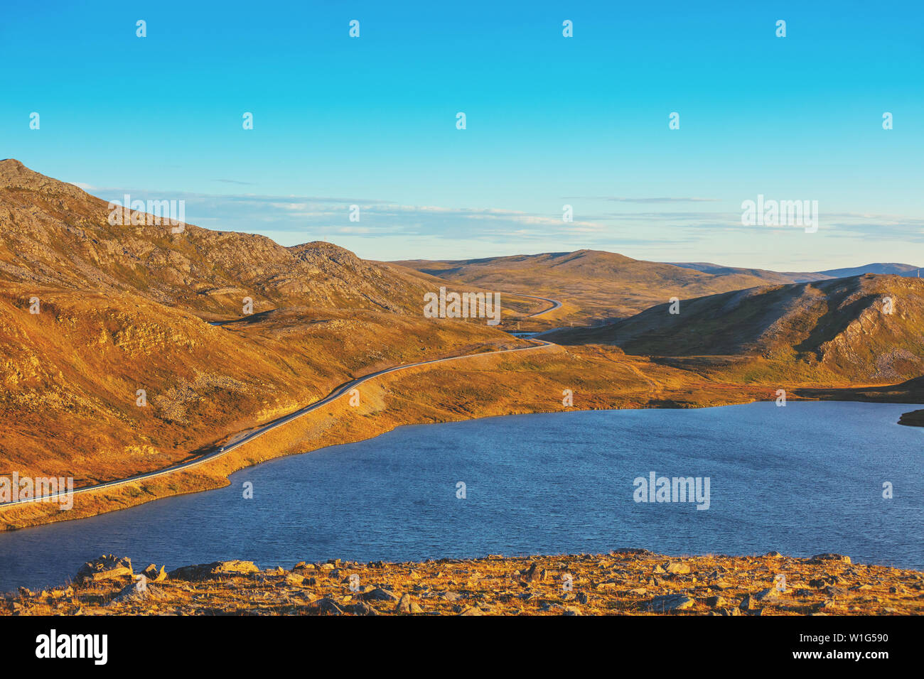 Die menschenleere Landschaft der Insel Mageroya. Schönen Bergsee. Wilde Natur von Norwegen Stockfoto