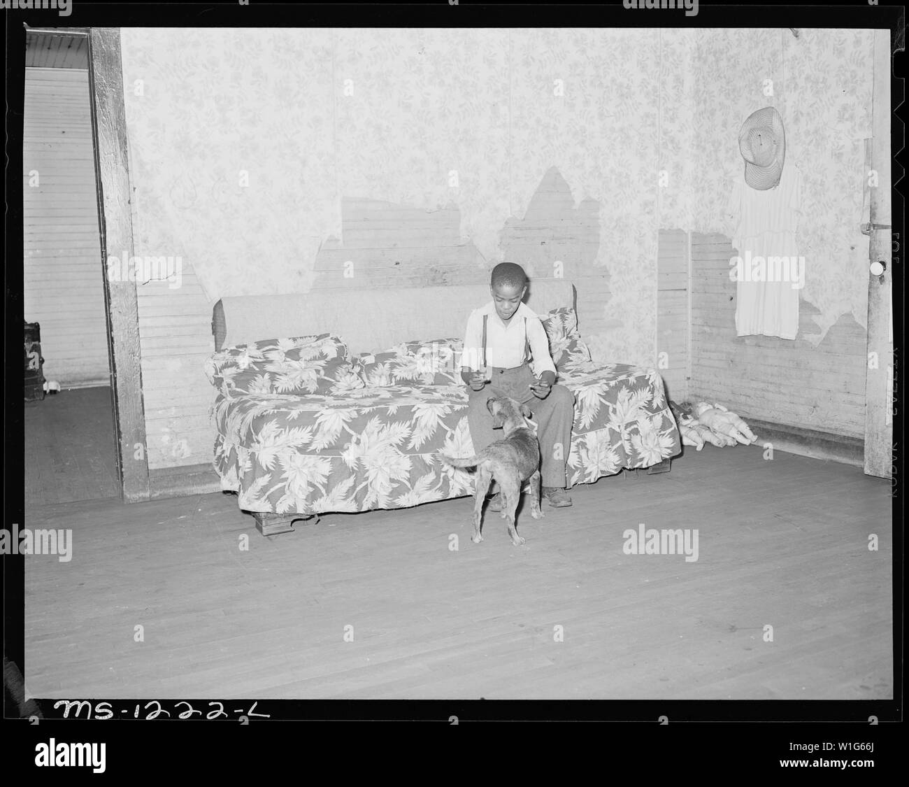 Leroy, Sohn von Julius Brooks, Bergmann, in spärlich eingerichtet, aber sauber, vier Zimmer Haus, für die sein Vater zahlt 10 $ monatlich. Das Unternehmen ist ausdrücklich nicht verantwortlich für Innen Instandhaltung oder Reparaturen. Kingston Pocahontas Coal Company, Warwick Mine, Welch, McDowell County, West Virginia. Stockfoto