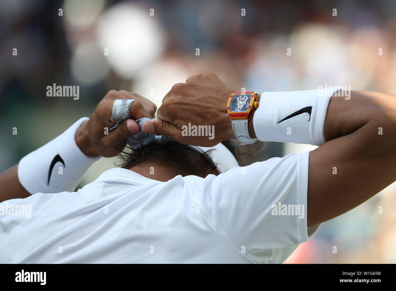 London, Großbritannien. 2. Juli 2019, den All England Lawn Tennis und Croquet Club, Wimbledon, England, Wimbledon Tennis Turnier, Tag 2; Rafael Nadal Tragen seiner berühmten Richard Mille RM 27-03 Tourbillon watch Watch bindet er Bügel vor dem Spiel Quelle: Aktion Plus Sport Bilder/Alamy leben Nachrichten Stockfoto