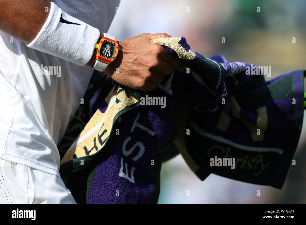 London, Großbritannien. 2. Juli 2019, den All England Lawn Tennis und Croquet Club, Wimbledon, England, Wimbledon Tennis Turnier, Tag 2; Rafael Nadal (ESP) gesehen, wie seine Richard Mille RM 27-03 Tourbillon watch tragen während seinem Match mit Yuichi Sugita (JPN) Credit: Aktion Plus Sport Bilder/Alamy leben Nachrichten Stockfoto