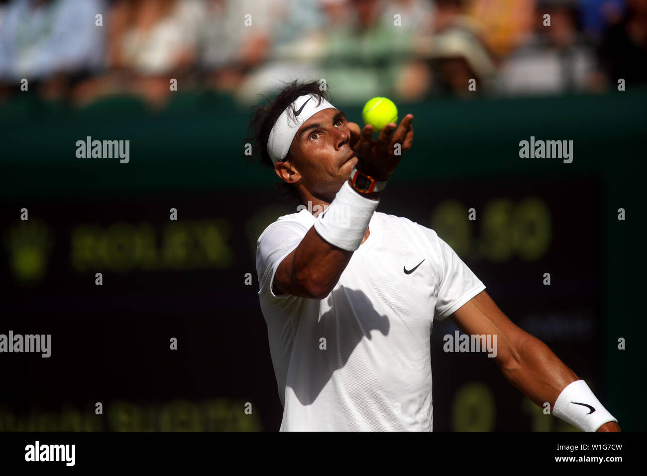 London, Großbritannien. 02 Juli, 2019. Wimbledon, vom 2. Juli 2019 - Der Spanier Rafael Nadal zu Yuich Sugita während der ersten Runde von Wimbledon heute. Nadal gewann das Match in zwei Sätzen. Quelle: Adam Stoltman/Alamy leben Nachrichten Stockfoto