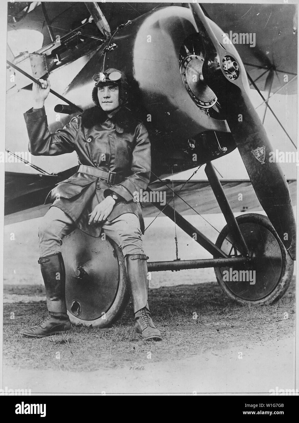 Leutnant Earl Carroll, prominente Komponisten, ist jetzt ein vollwertiges Aviator in den USA. Er ist neben seinem schnellen scout Maschine dargestellt. International Film Service., Ca. 1918; Allgemeine Hinweise: Verwenden Sie Krieg und Konflikt Nummer 594 bei der Bestellung eine Reproduktion oder Anforderung von Informationen zu diesem Bild. Stockfoto