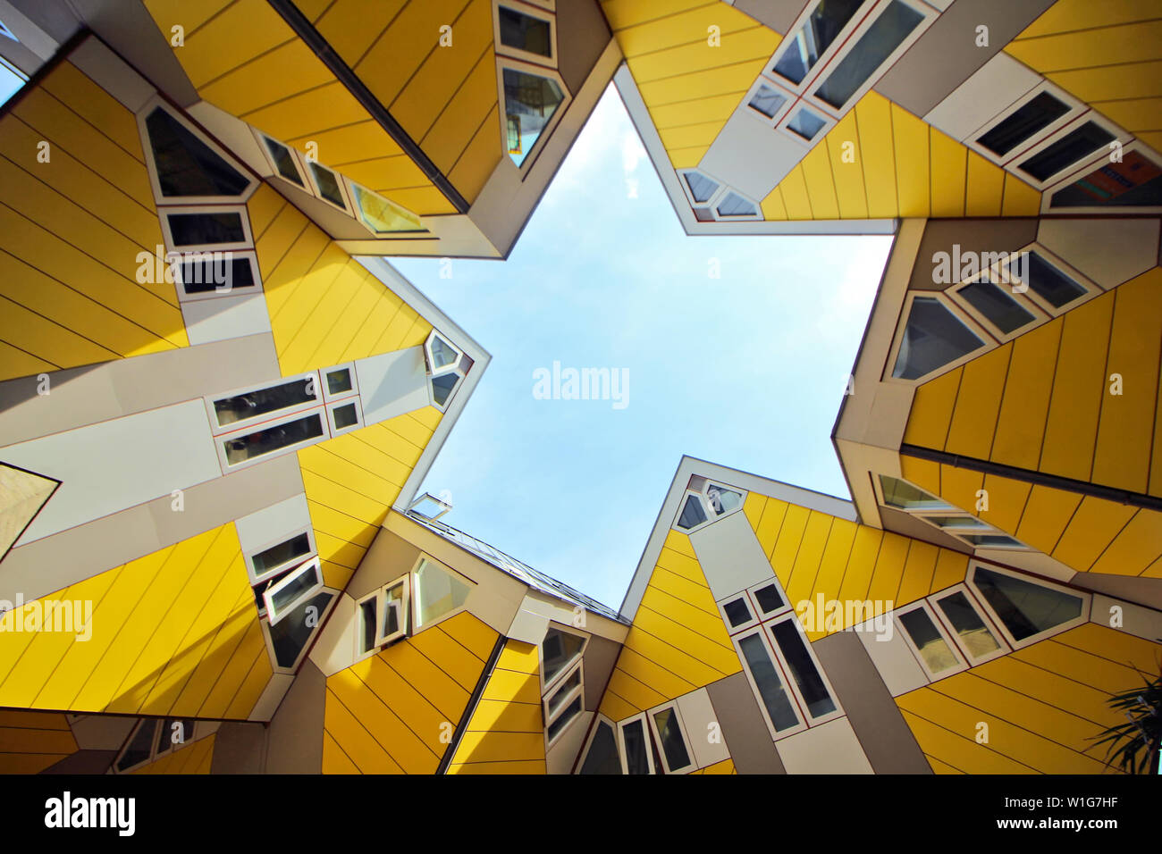 Eine Low Angle Shot der gewürfelten Häuser von Rotterdam Stockfoto