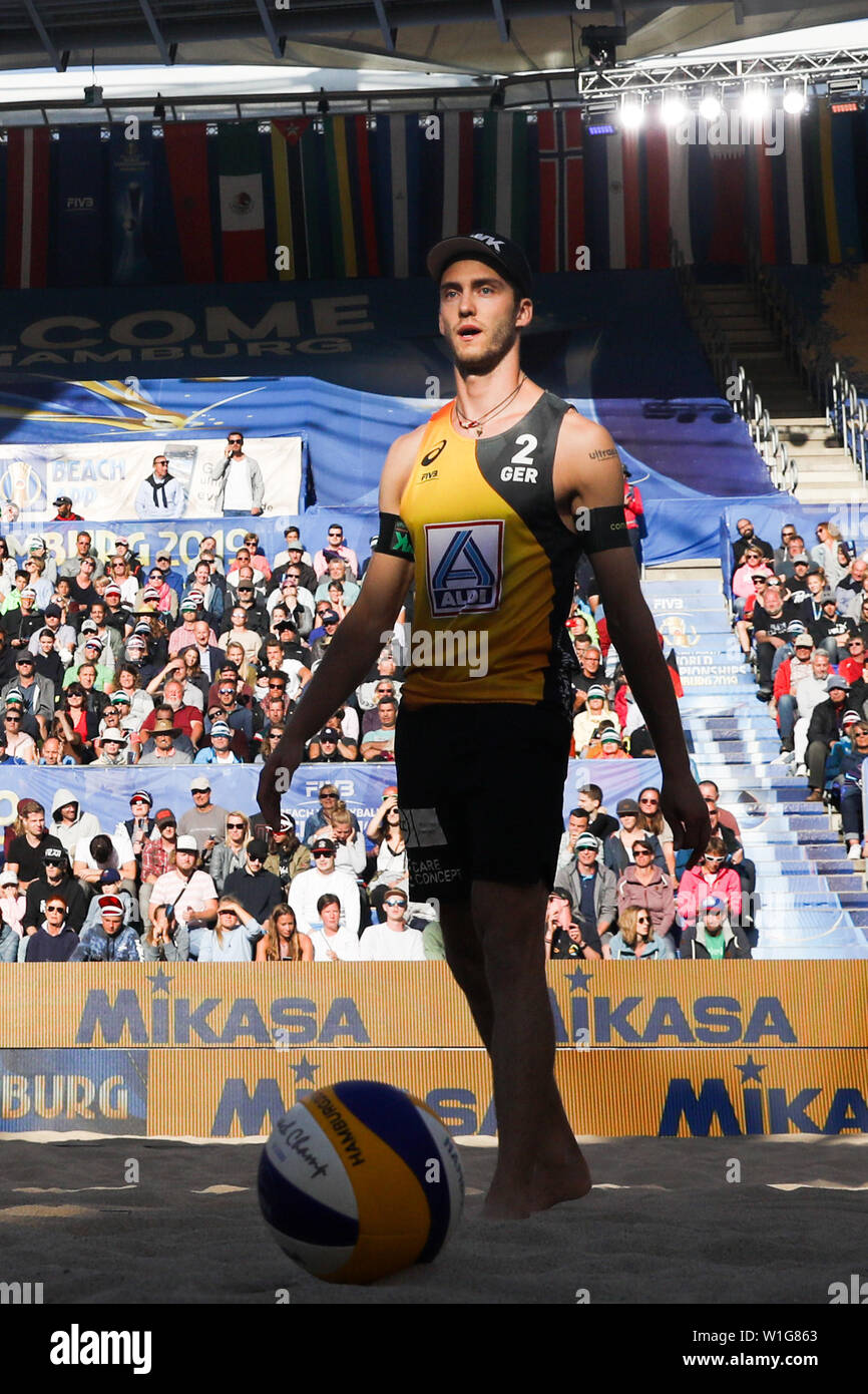 02 Juli 2019, Hamburg: Beachvolleyball, Weltmeisterschaft, Rothenbaum Stadion: Vorrunde Männer, Thole/Wickler (Deutschland) - Bourne/Crabb (USA). Clemens Wickler in Aktion auf dem Centre Court. Foto: Christian Charisius/dpa Stockfoto