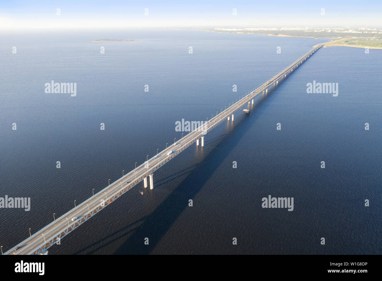 Sehr lange 'Präsident' Brücke über die Wolga in Perm, Russland Antenne hohen Winkel betrachten. Stockfoto