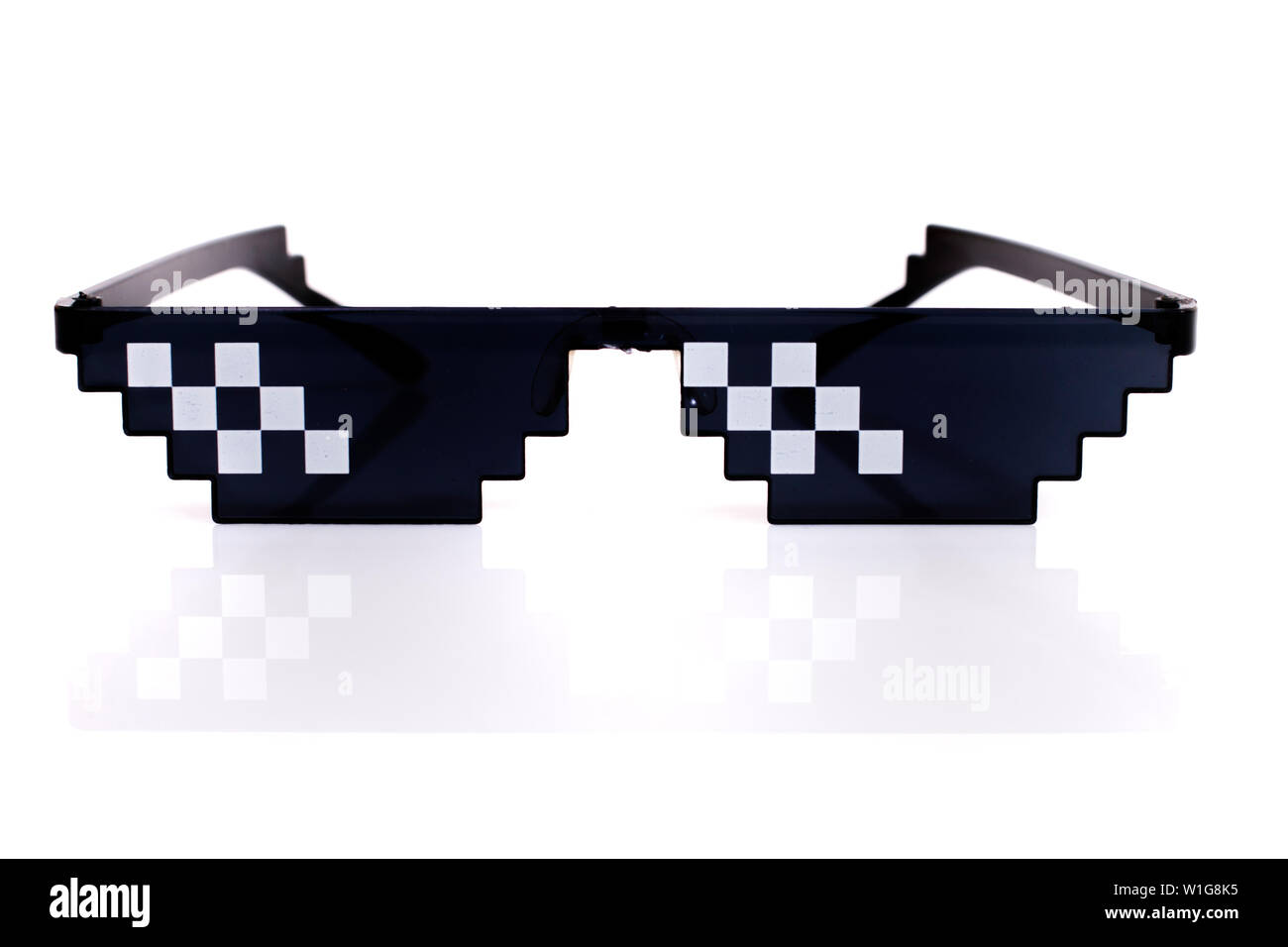 Pixel brille Ausgeschnittene Stockfotos und -bilder - Alamy