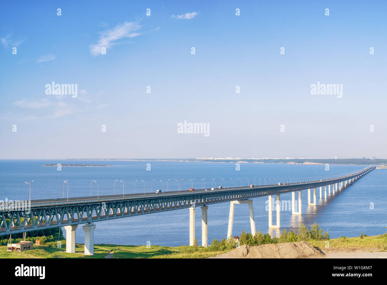 Sehr lange 'Präsident' Brücke über die Wolga in Perm, Russland. Helle Landschaft an einem sonnigen Tag Stockfoto