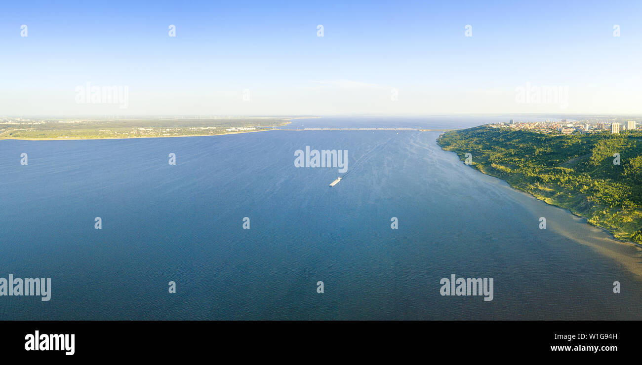 Wolga Panoramablick Luftaufnahme mit entfernten Ufern und weißen Boot. Magnitogorsk, Russland Stockfoto