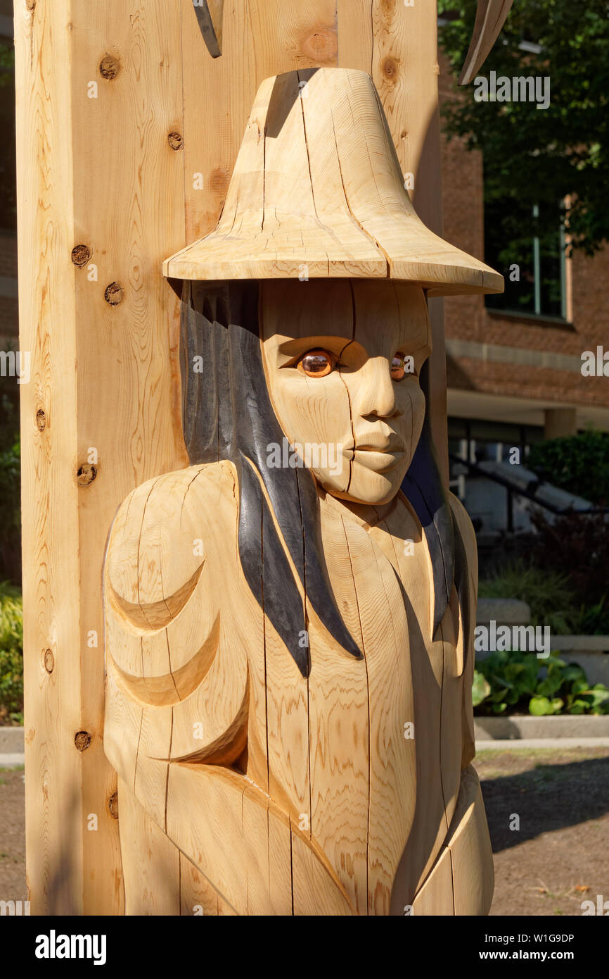 Weibliche First Nation Abbildung auf einer neuen Coast Salish Stil willkommen der ausserhalb des Vancouver School Board Gebäude, Vancouver, BC, Kanada Stockfoto
