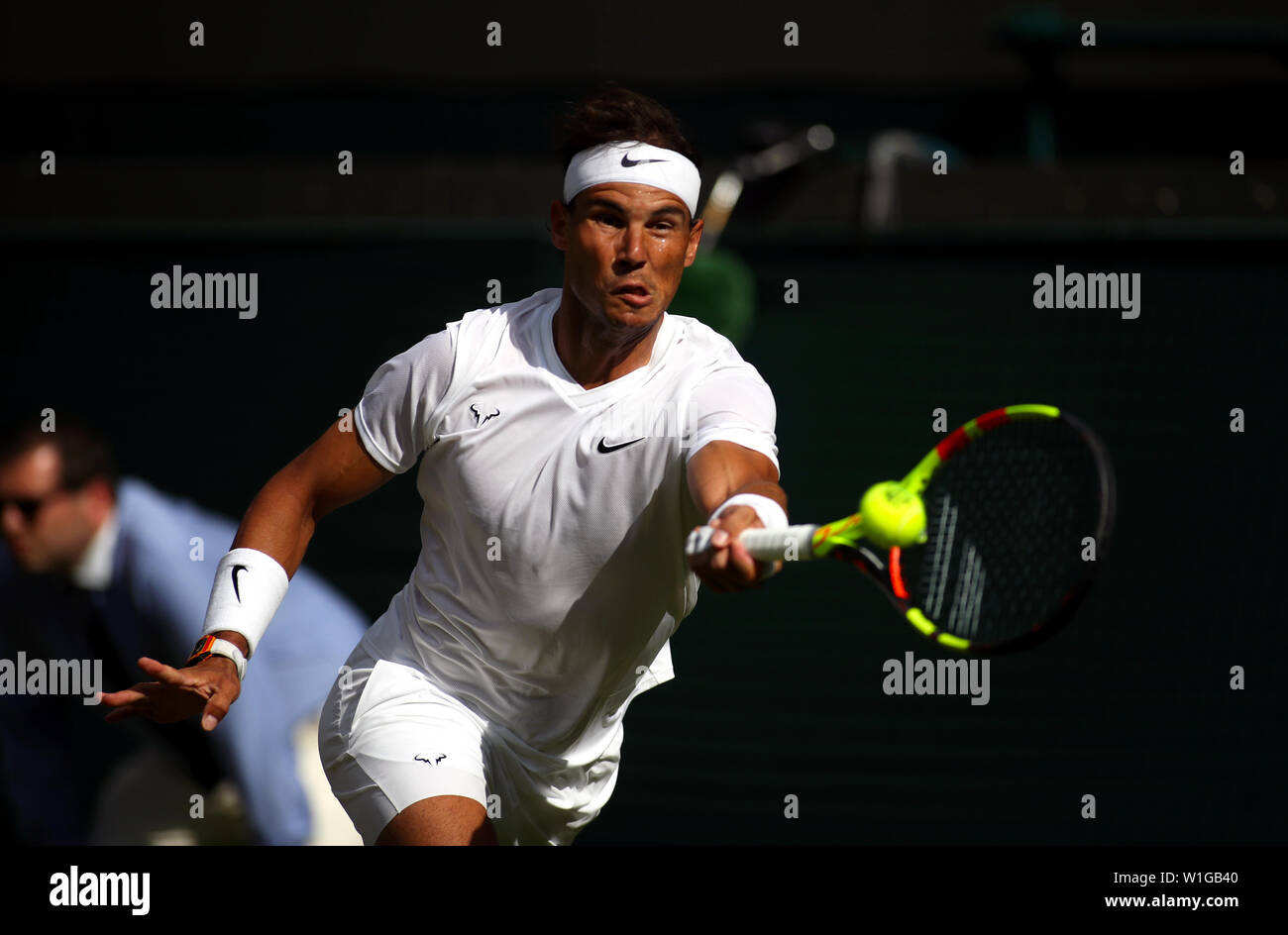 London, Großbritannien. 02 Juli, 2019. Wimbledon, vom 2. Juli 2019 - Der Spanier Rafael Nadal in Aktion gegen Yuichi Sugita während der ersten Runde von Wimbledon heute. Nadal gewann das Match in zwei Sätzen. Quelle: Adam Stoltman/Alamy leben Nachrichten Stockfoto