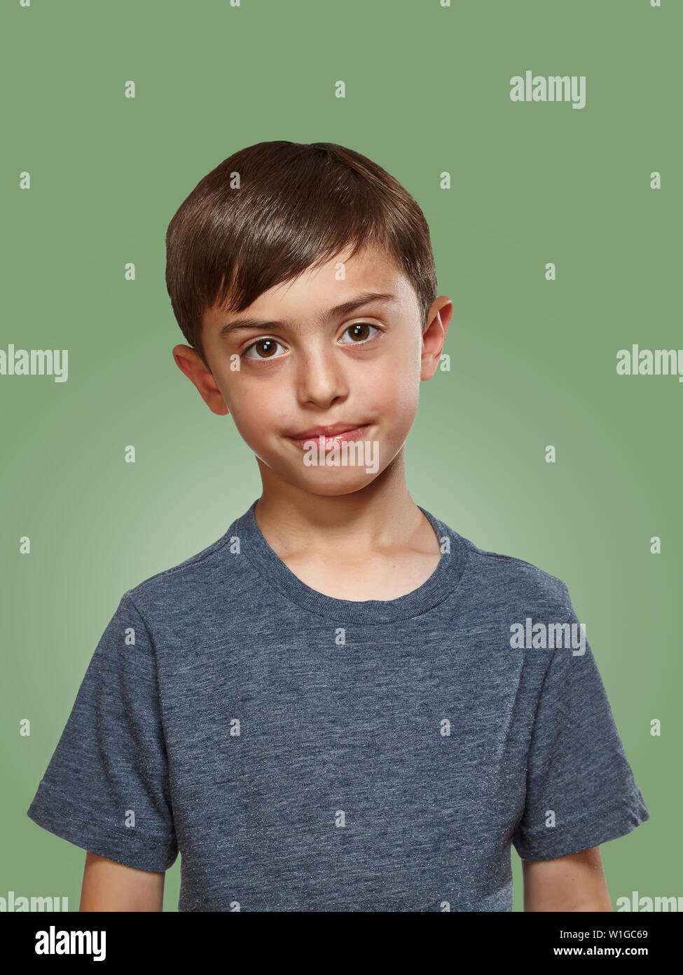 Junge männliche Kind in grauen t-shirt Stockfoto