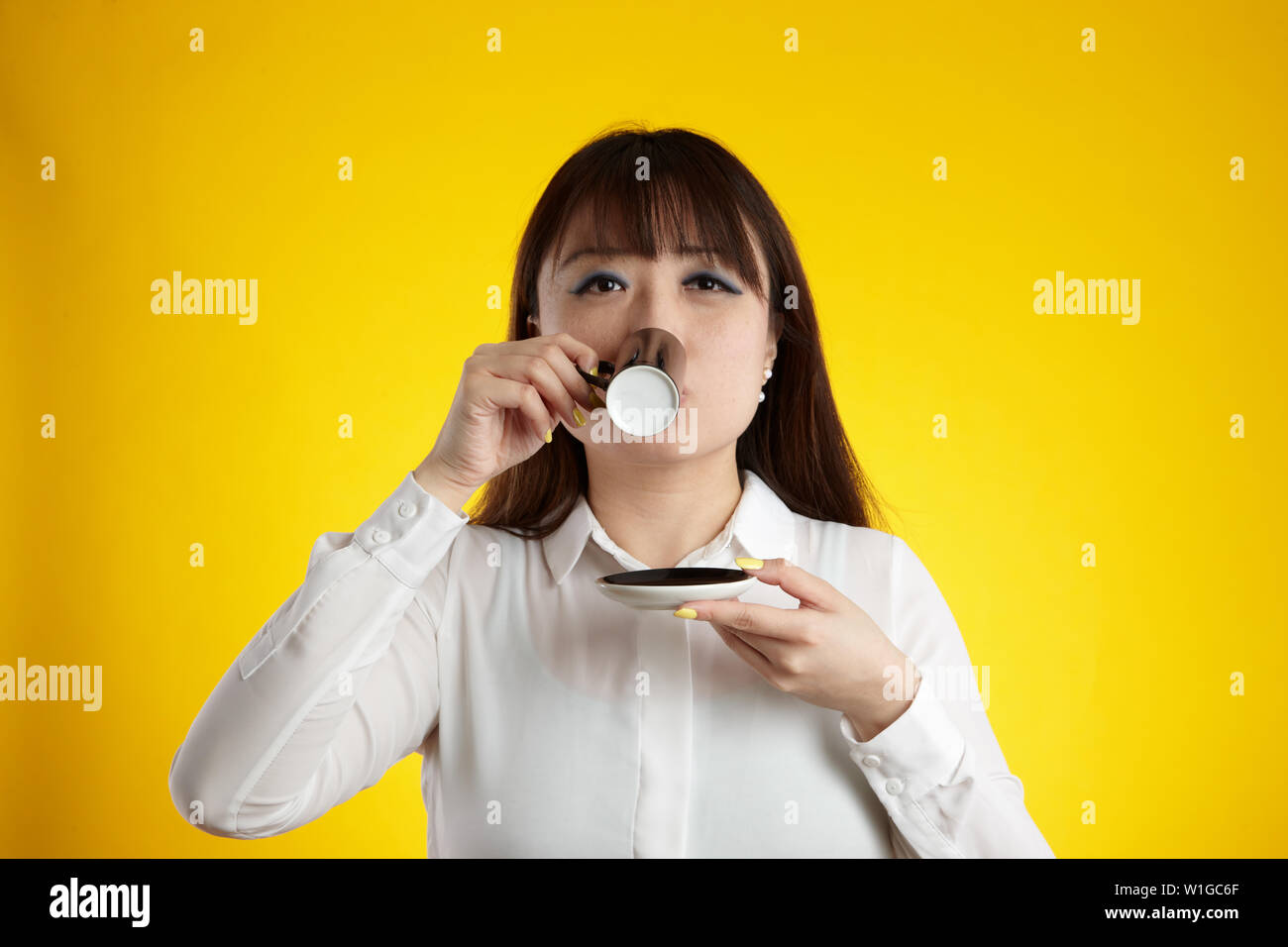 Asiatische Frau Trinken aus der Tasse Espresso Stockfoto