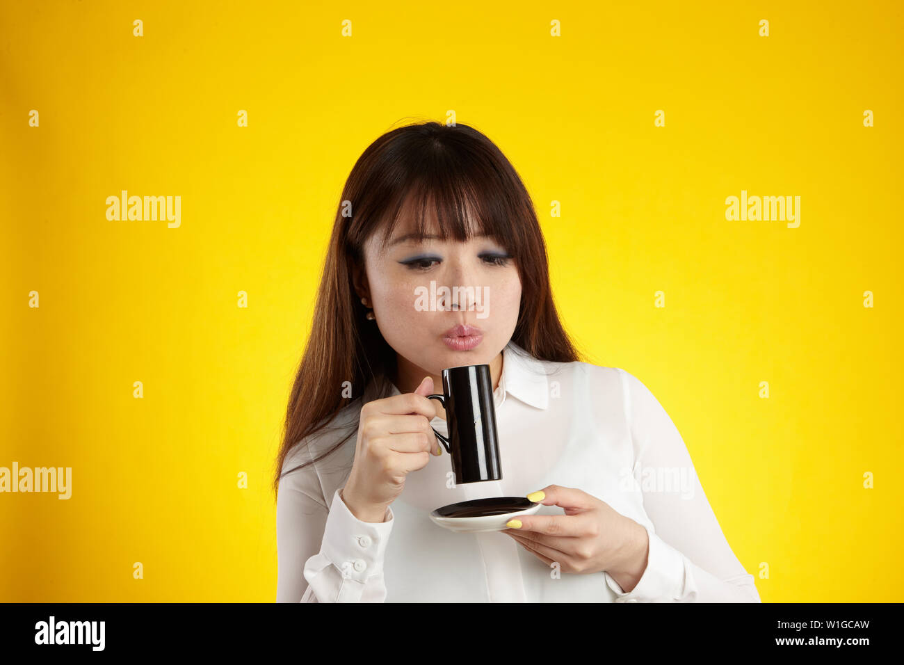 Asiatische Frau Trinken aus der Tasse Espresso Stockfoto