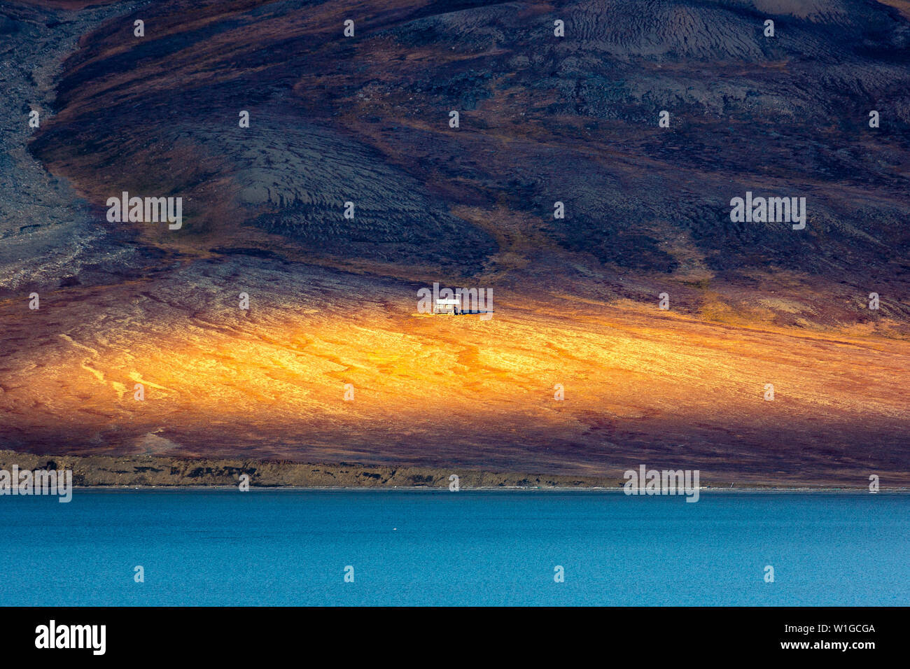 Sonnenuntergang in den Bergen gegenüber von Longyearbyen, Spitzbergen Longyearbyen Svalbard Norwegen Wallpaper Landschaft Natur Stockfoto