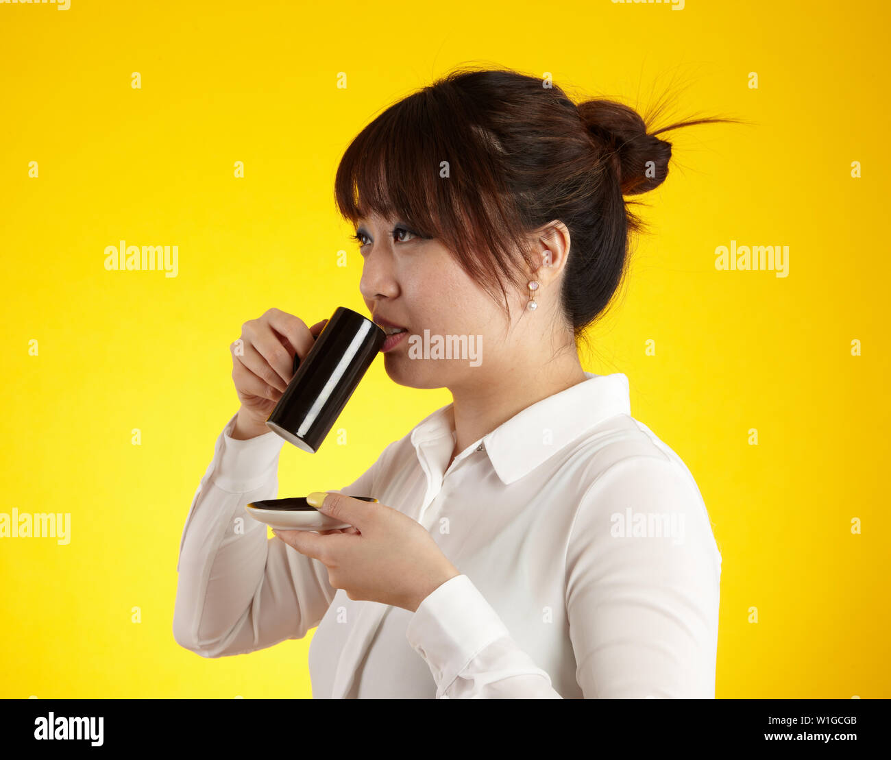 Asiatische Frau Trinken aus der Tasse Espresso Stockfoto