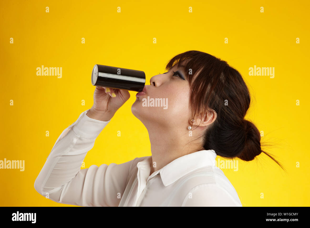 Asiatische Frau Trinken aus der Tasse Espresso Stockfoto