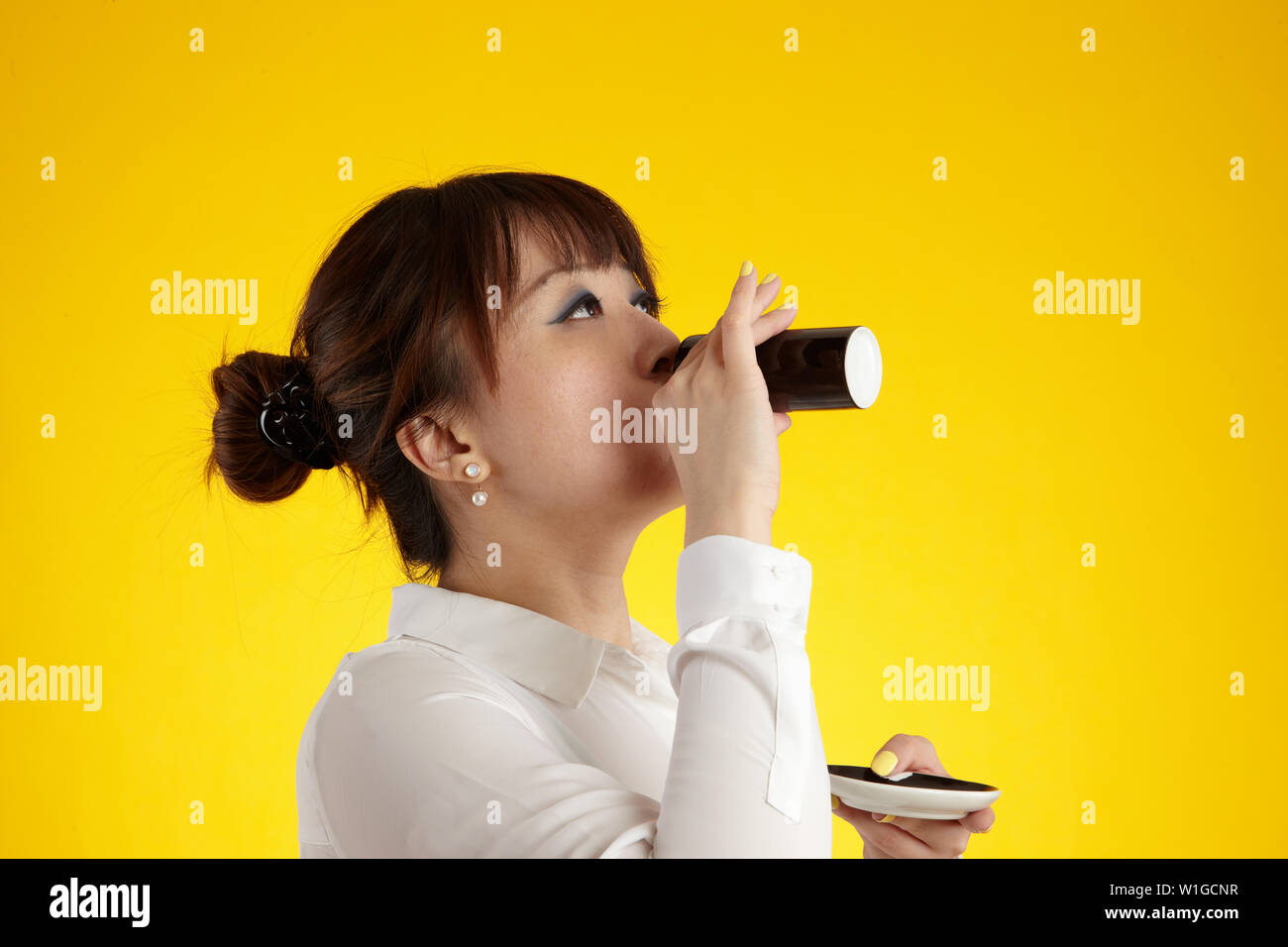 Asiatische Frau Trinken aus der Tasse Espresso Stockfoto